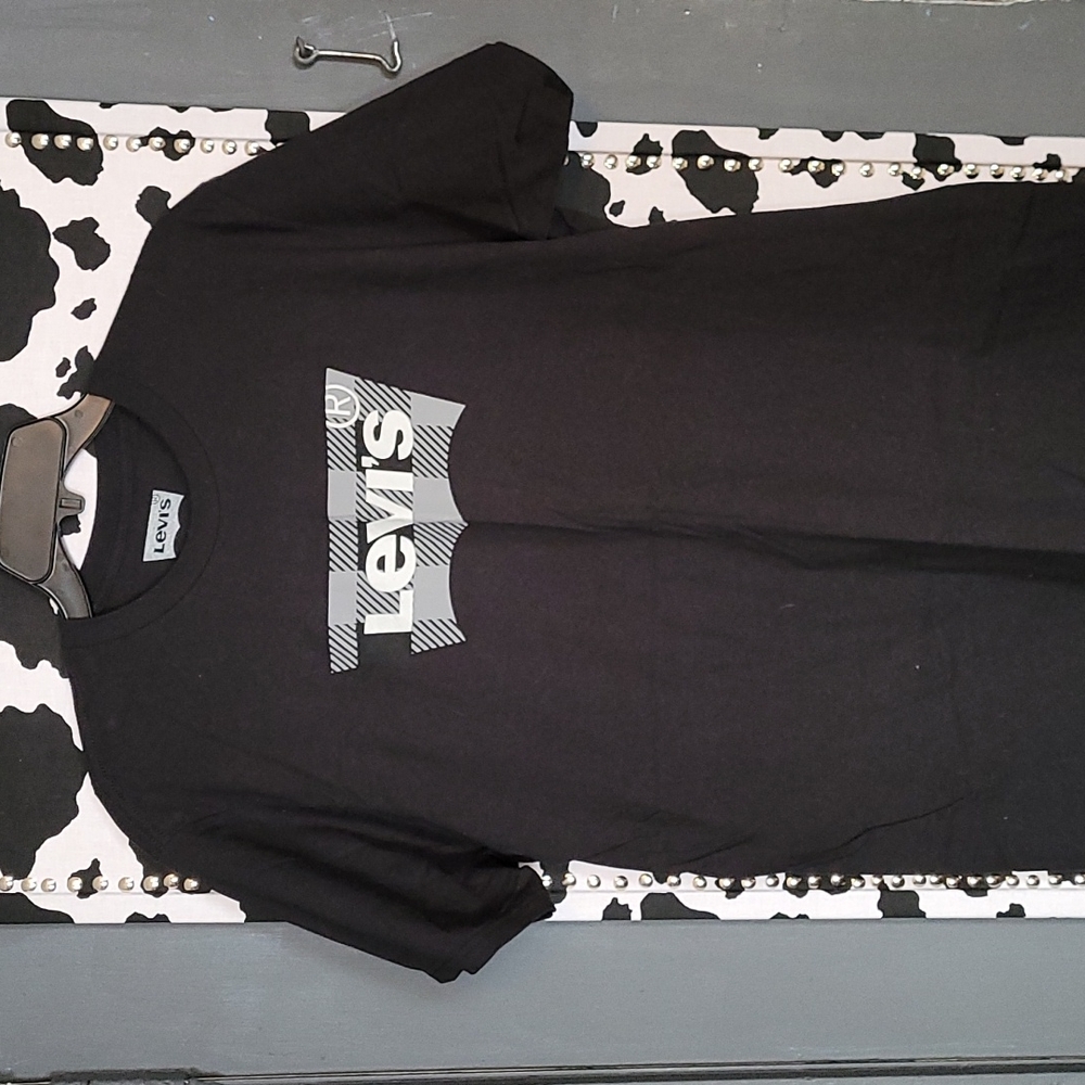 Levi Strauss & Co XL women's t-shirt. Black